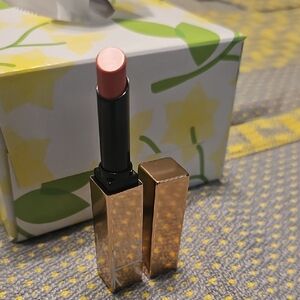 Luxurious Gold Lipstick by [Brand] - Elegant Pink Hue